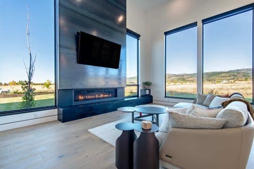 Lucy Meadows Luxury - Image 2