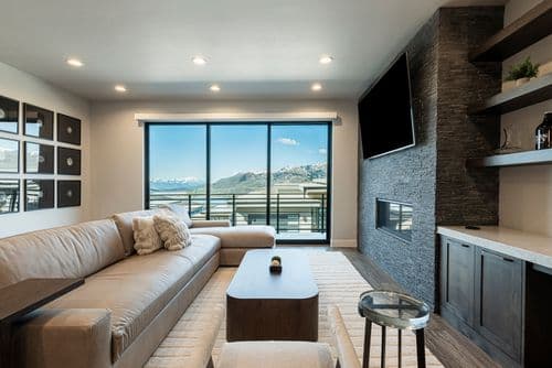 Hideout Grand - Image 1