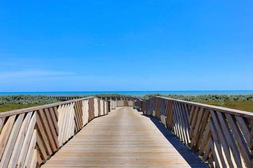 Sleek Beach Home - Image 36
