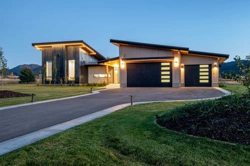 Lucy Meadows Luxury - Image 1