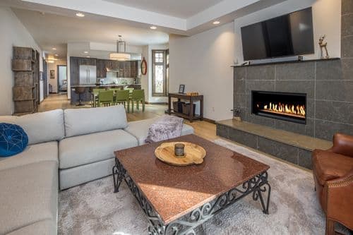 Elkhorn Luxury Retreat - Image 2
