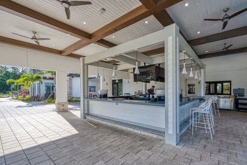 Chic Spacious Vacation Home - Image 44
