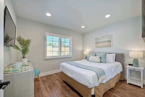 Immaculate Poolside Retreat - Image 2