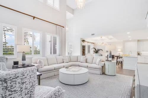 Naples Square Paradise - Image 2