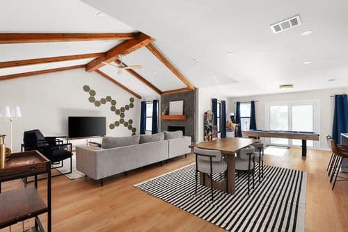 Charming Modern Retreat - Image 1