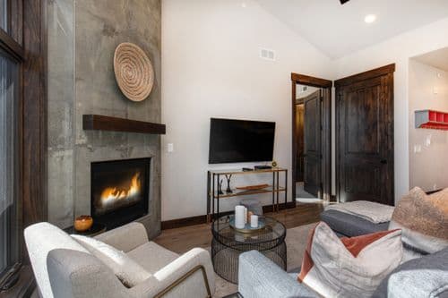 Blackstone Condo #3L - Image 2