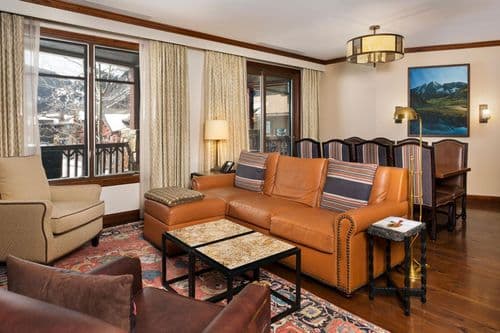 Cheer at The Ritz-Carlton Club - Image 2
