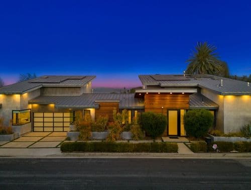 Skyline Luxury Haven - Image 43