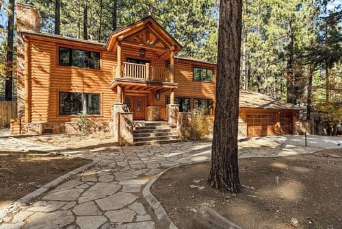 Summit Pine Lodge - Image 1