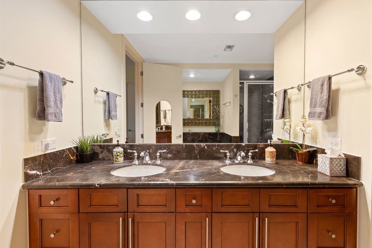 Sapphire Residence - Image 13