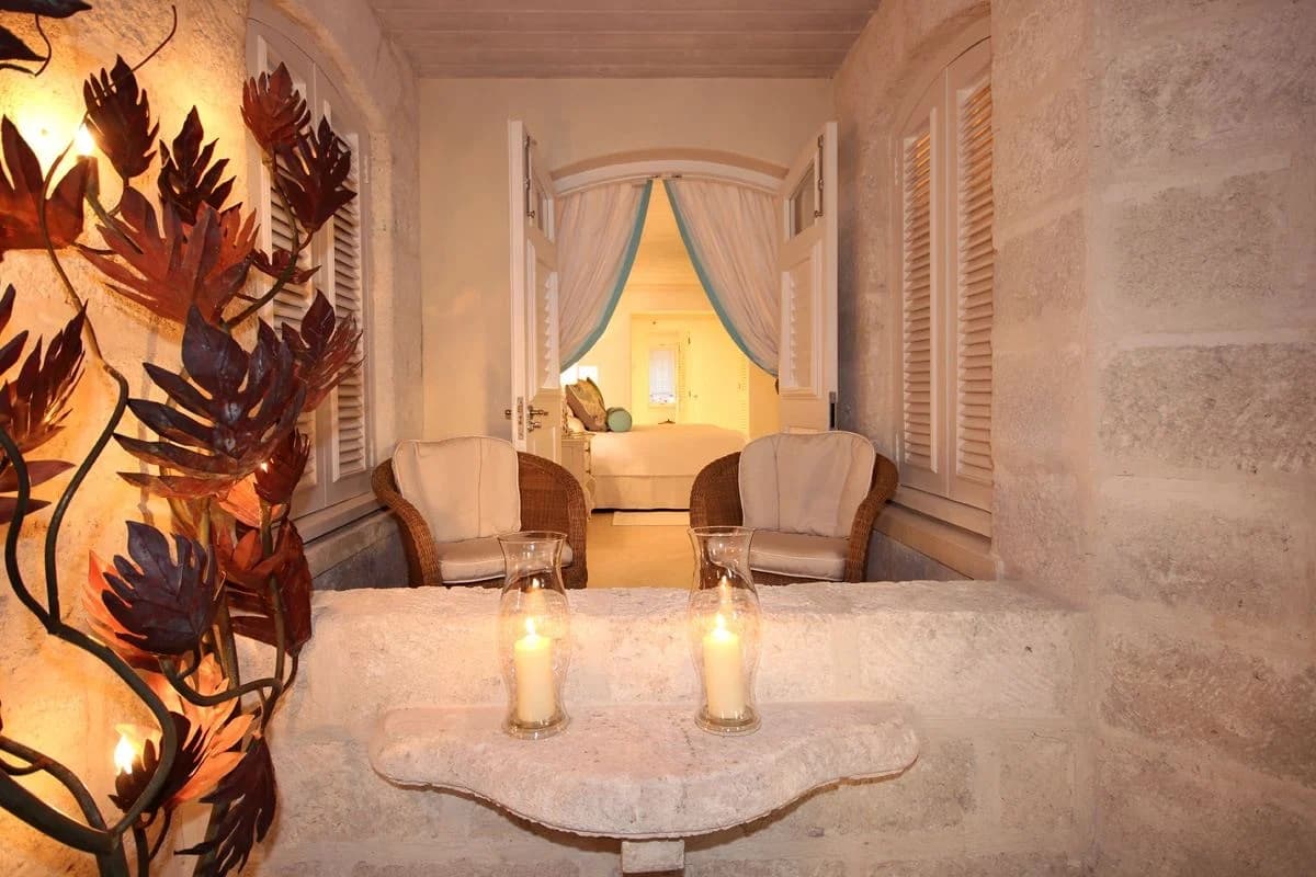 Red Hibiscus Home - Image 10