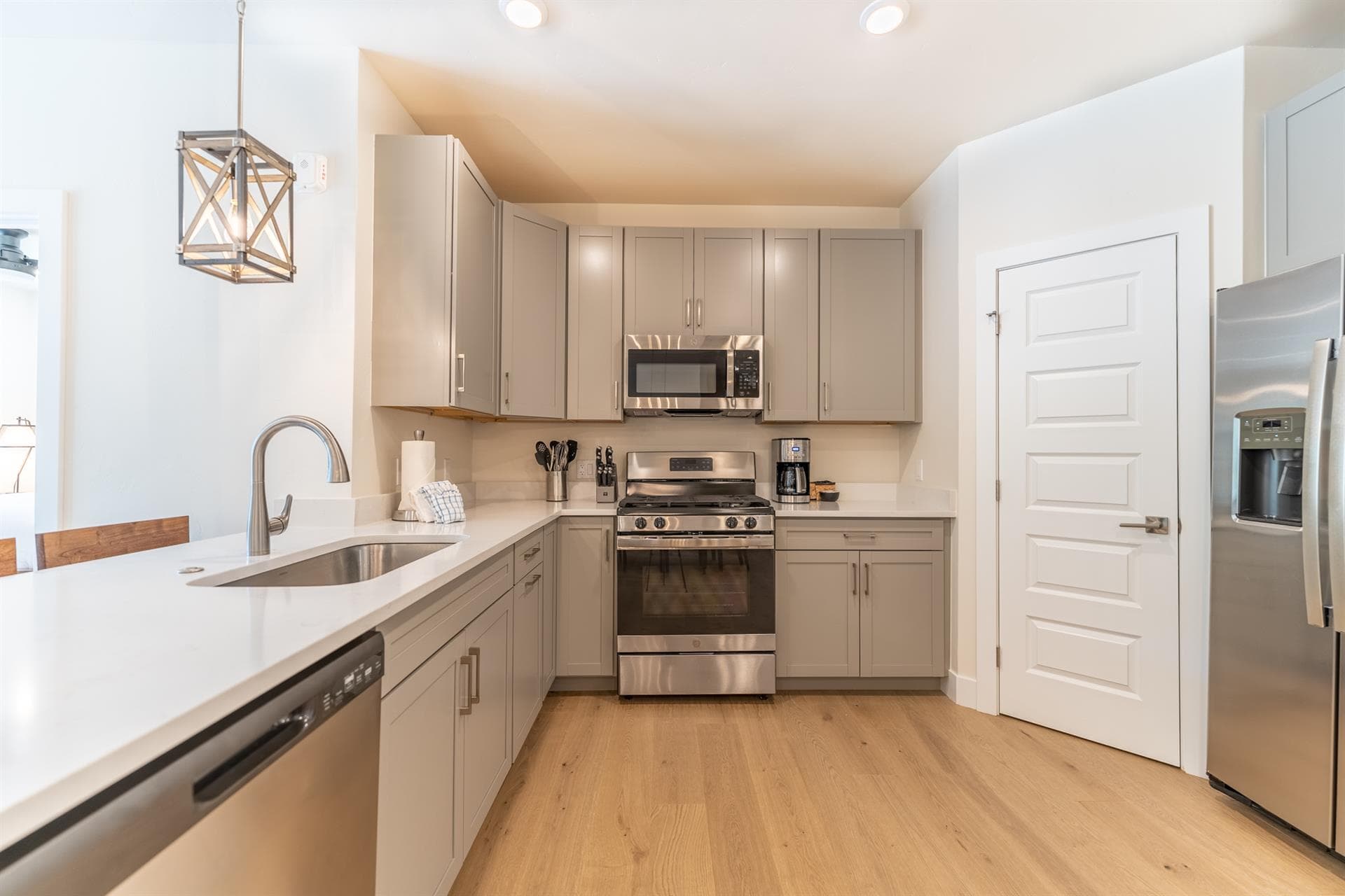 Mountain Mirage Escape - Image 10