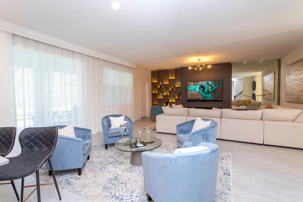 Royal Crown - Image 1