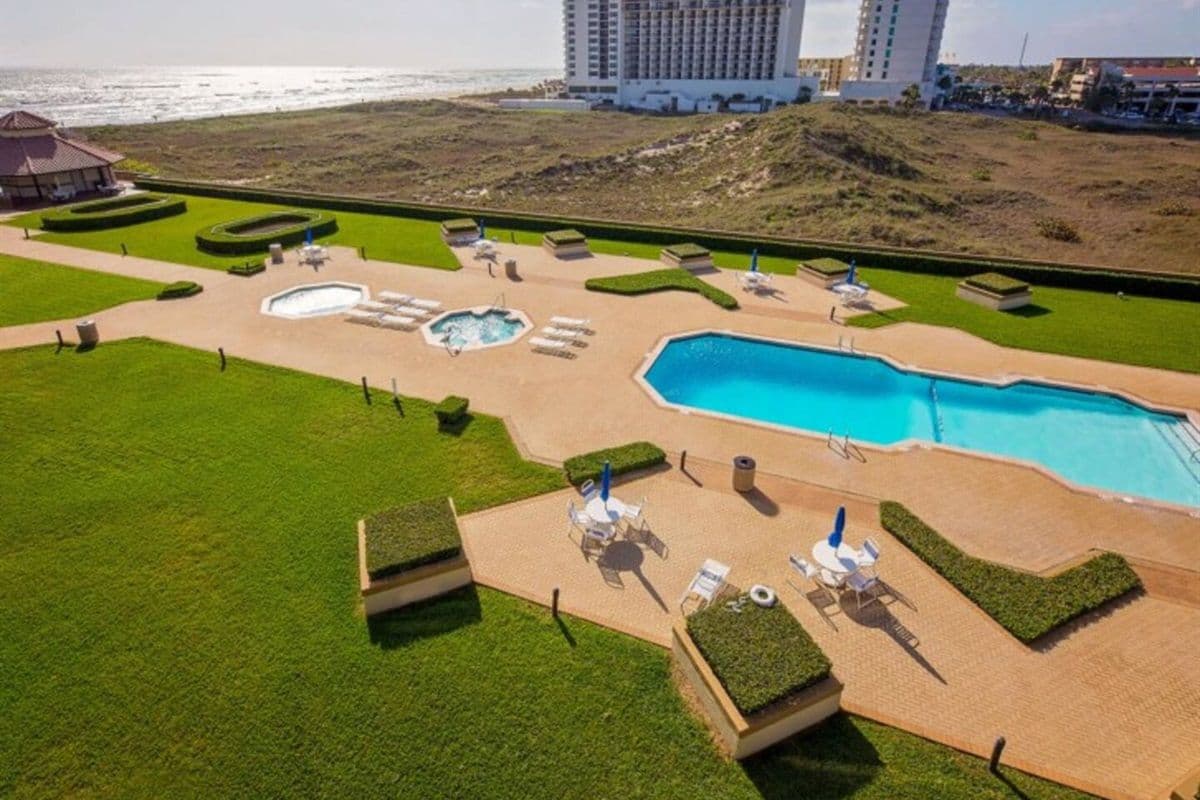 Bridgepoint Residence - Image 34