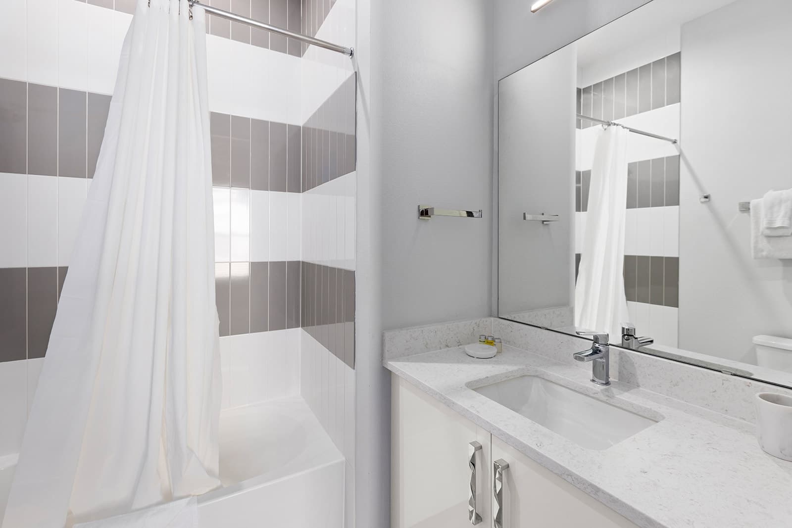 Radiant Retreat - Image 22