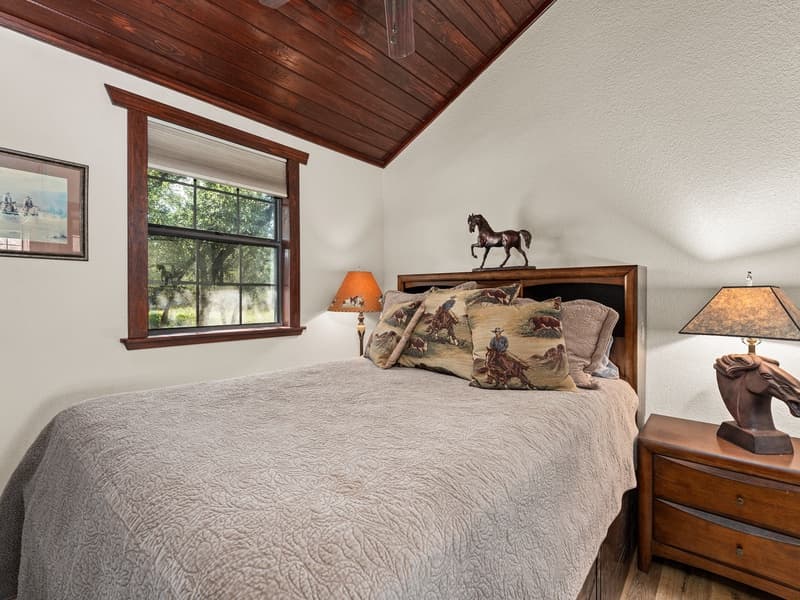 Cedar Bliss Texas Cabin - Image 12