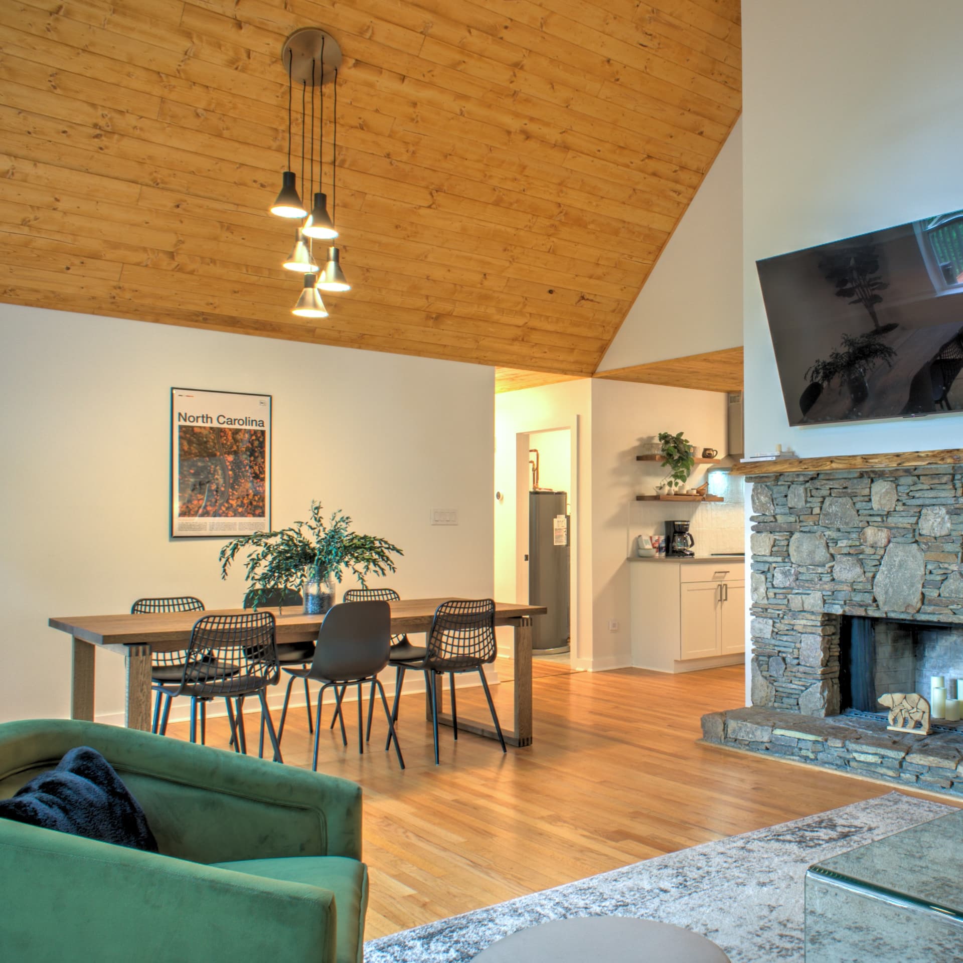 The Honeybee Hideaway - Image 45