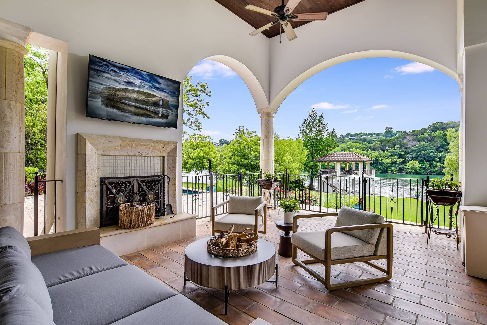 Autograph on Lake Austin - Image 34