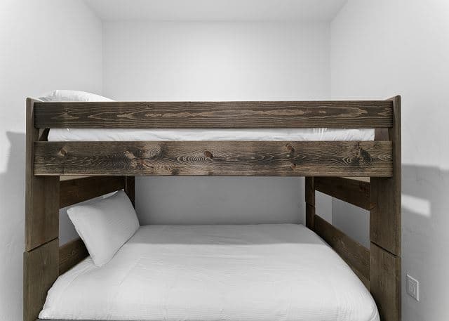 Crestview Chalet Bliss - Image 25