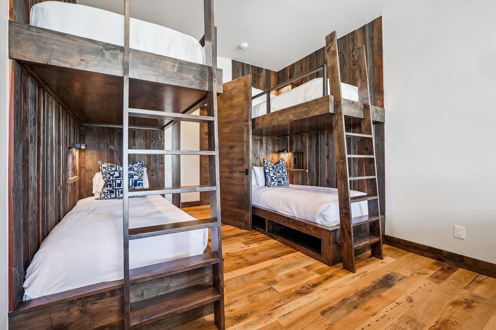 Modern View Manor - Image 32