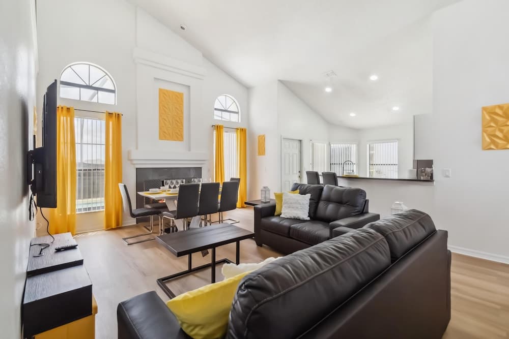 Downing Pool House - Image 1