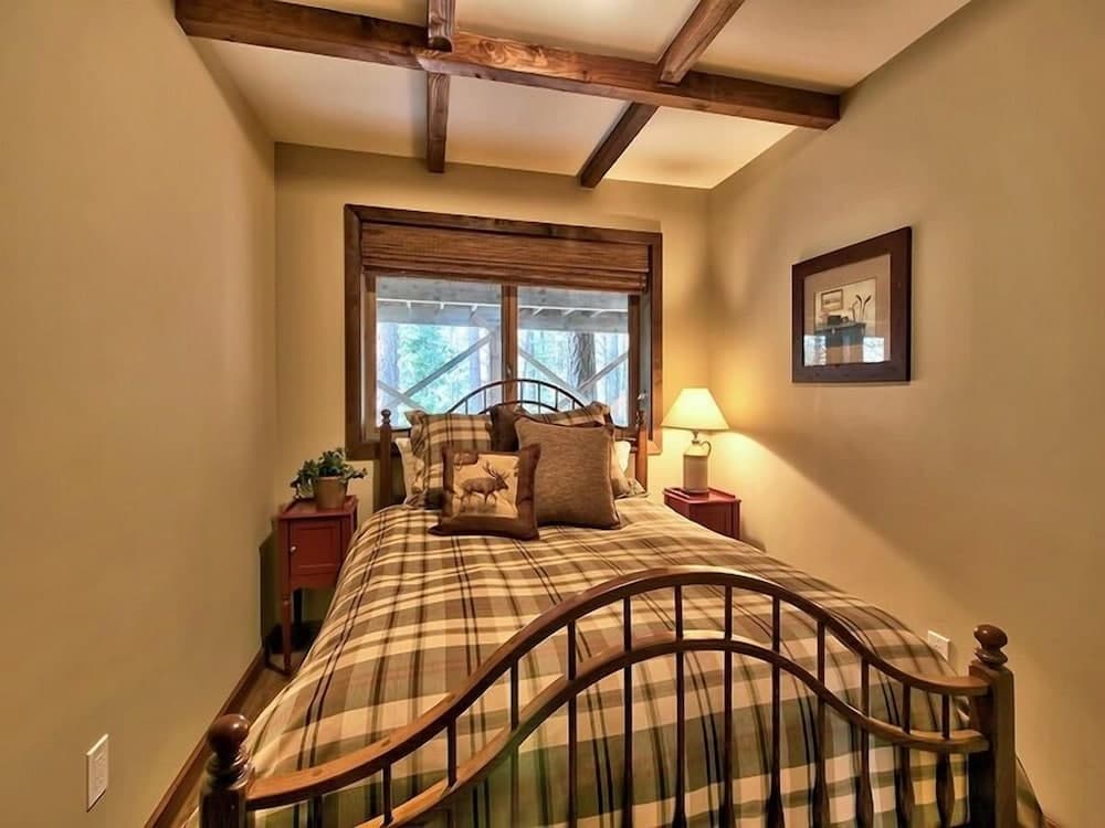 Crest Drive House - Image 13