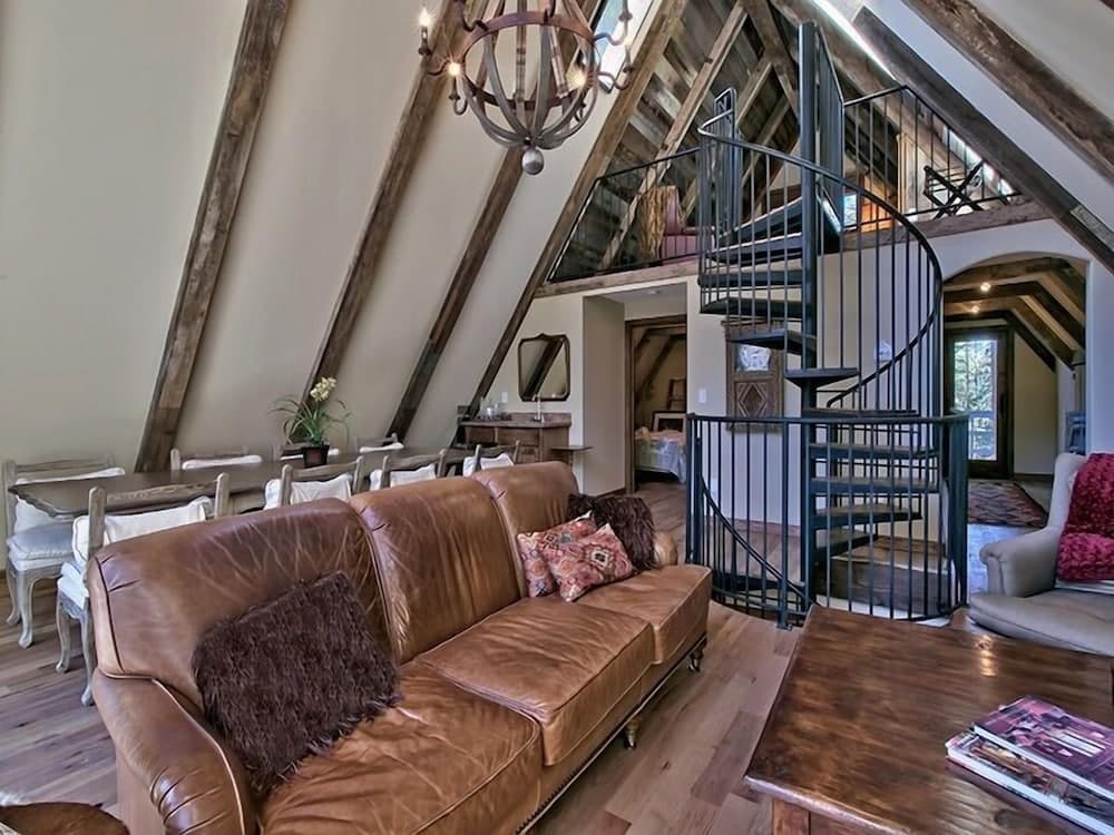 Crest Drive House - Image 2