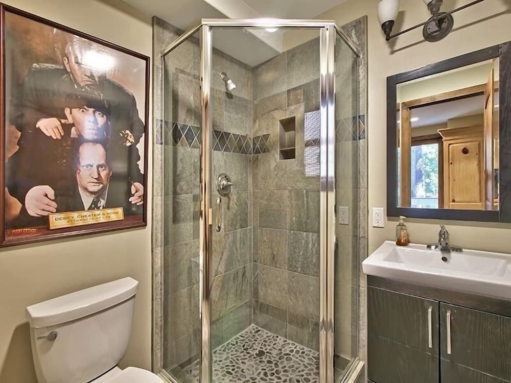 Crest Drive House - Image 14