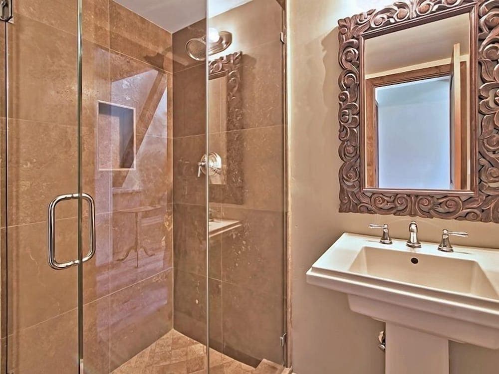 Crest Drive House - Image 18