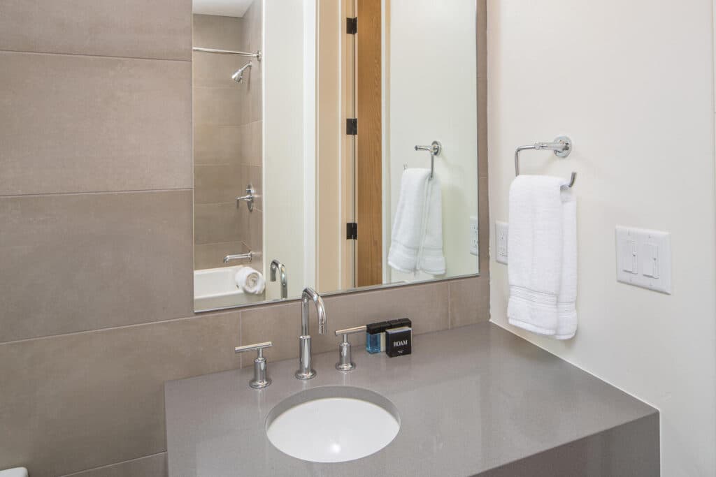 Rustic Madison Lakelodge - Image 18