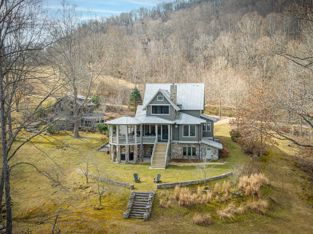 Whisper Mountain Lodge - Image 1