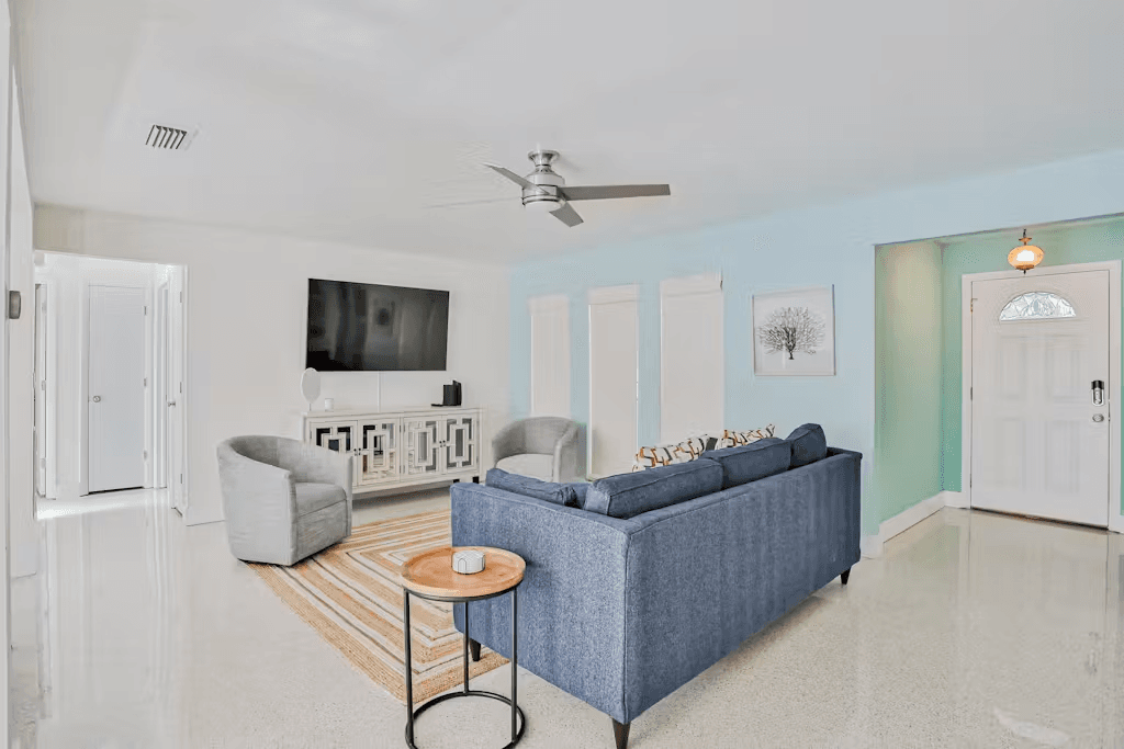 Corner by the Coast - Image 4