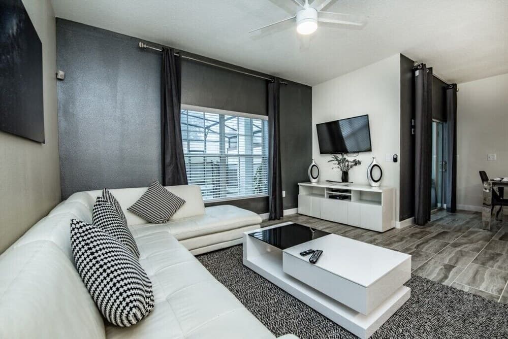 Sovereign Pool Home - Image 1