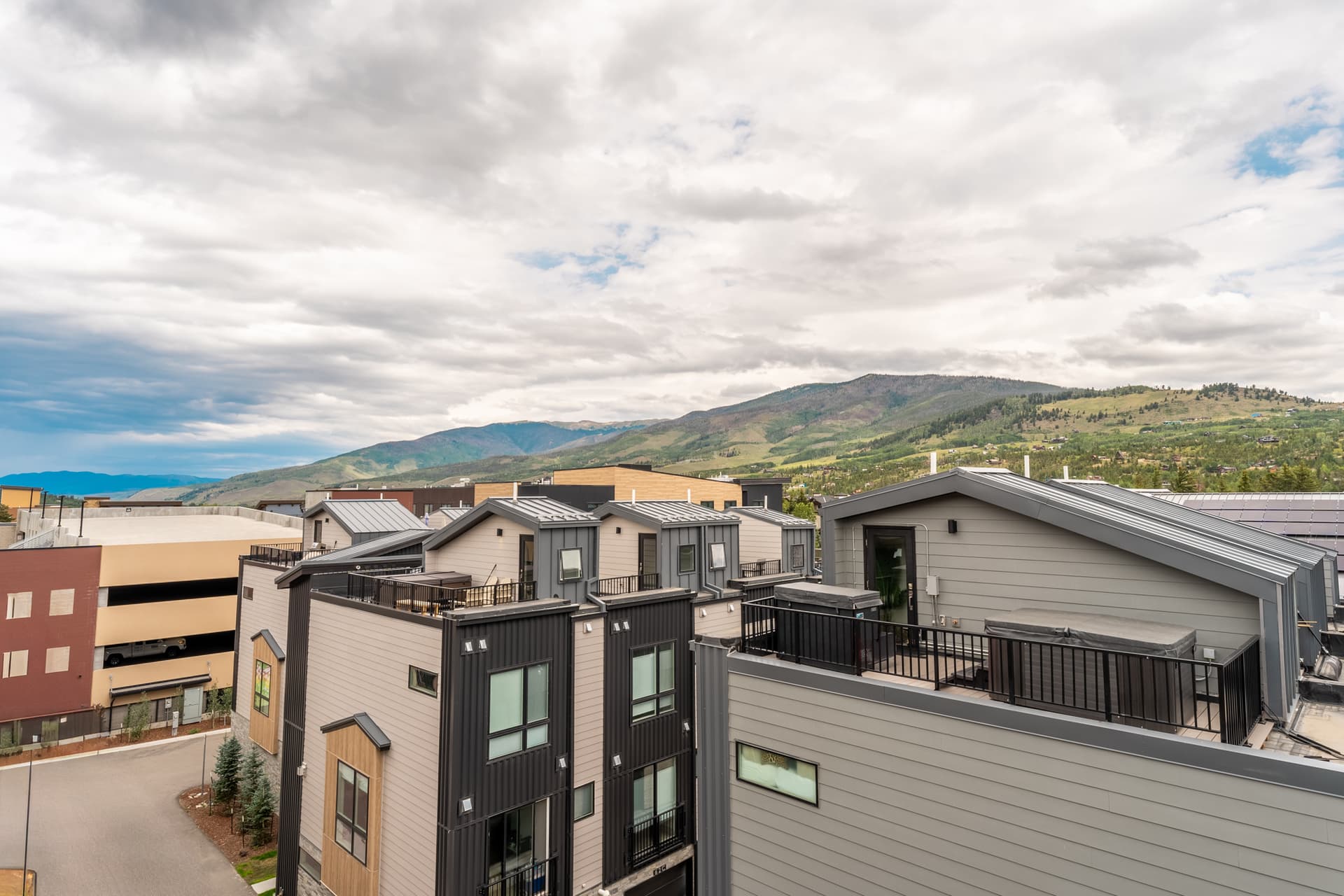 Fourth Street Crossing - Image 43