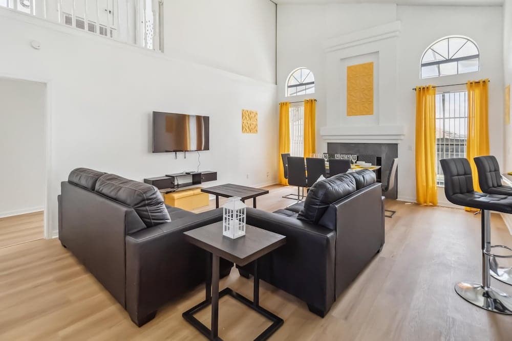 Downing Pool House - Image 2