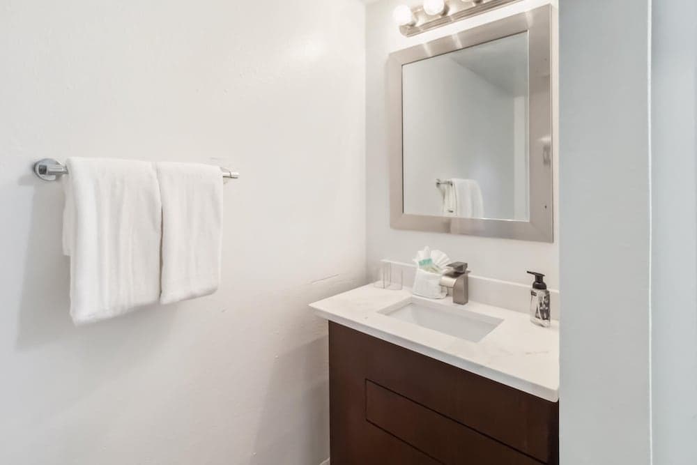 Downing Pool House - Image 7