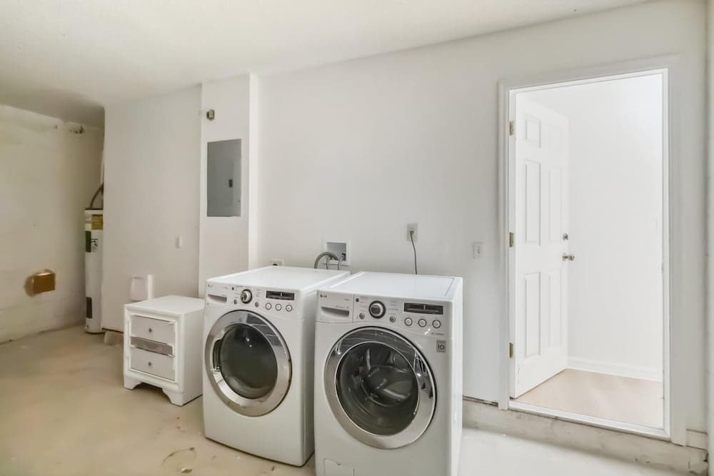 Downing Pool House - Image 20