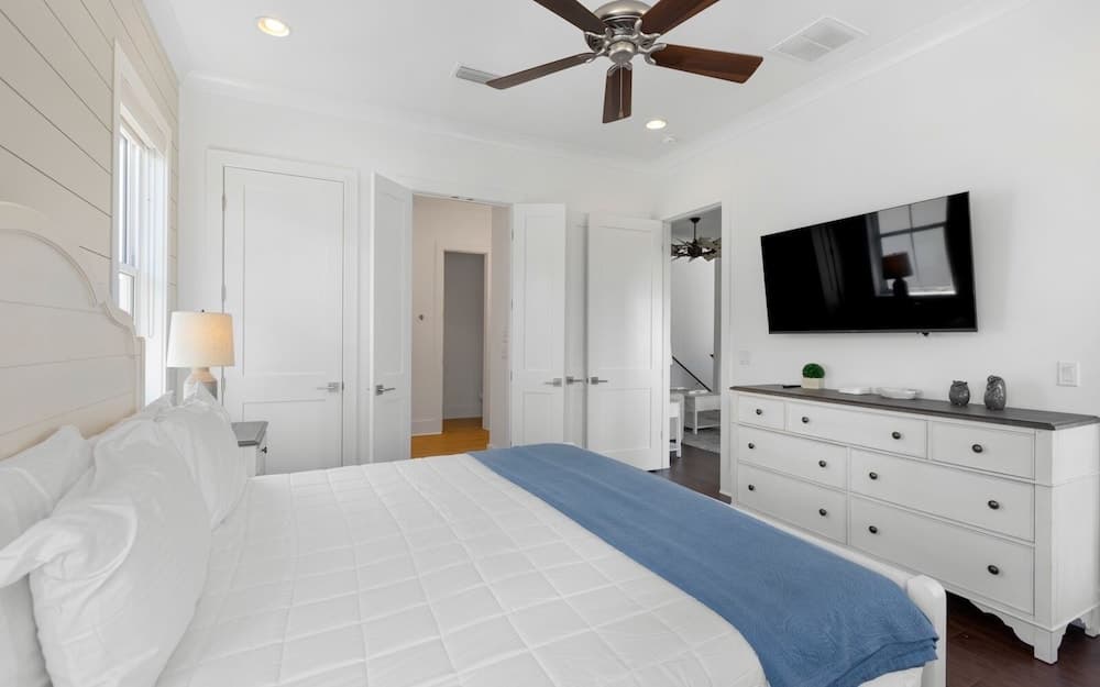 Lynda Lou’s - Image 22