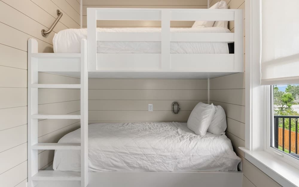 Lynda Lou’s - Image 26