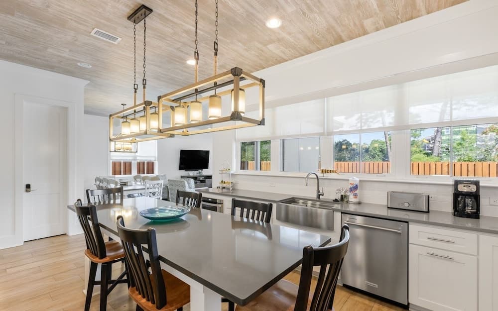 Lynda Lou’s - Image 6