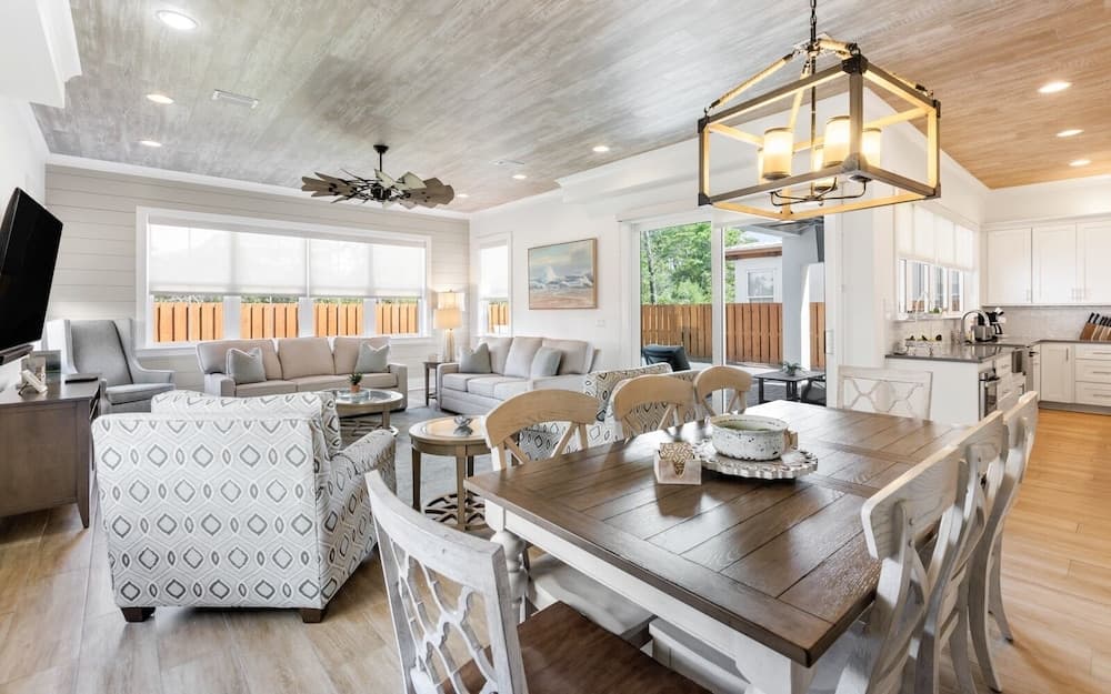 Lynda Lou’s - Image 5