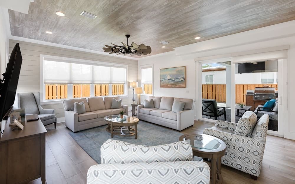 Lynda Lou’s - Image 4