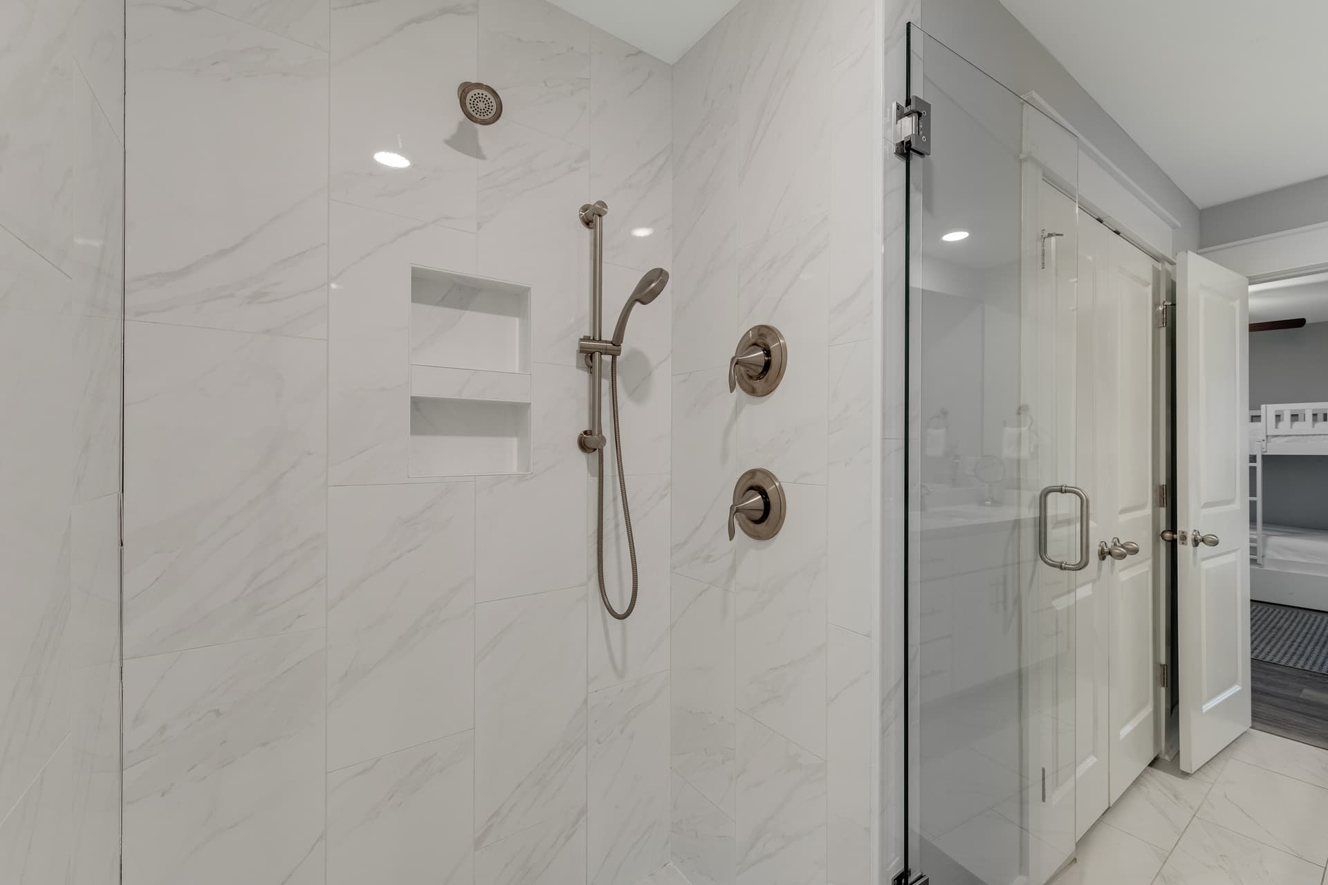 Porches N' Paradise House - Image 18