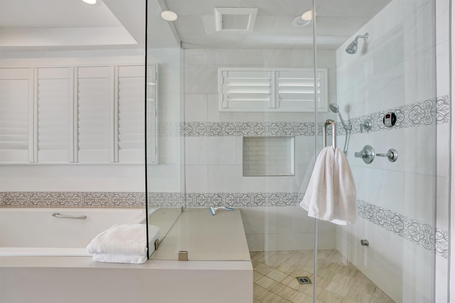 Catalina Oceanfront - Image 21