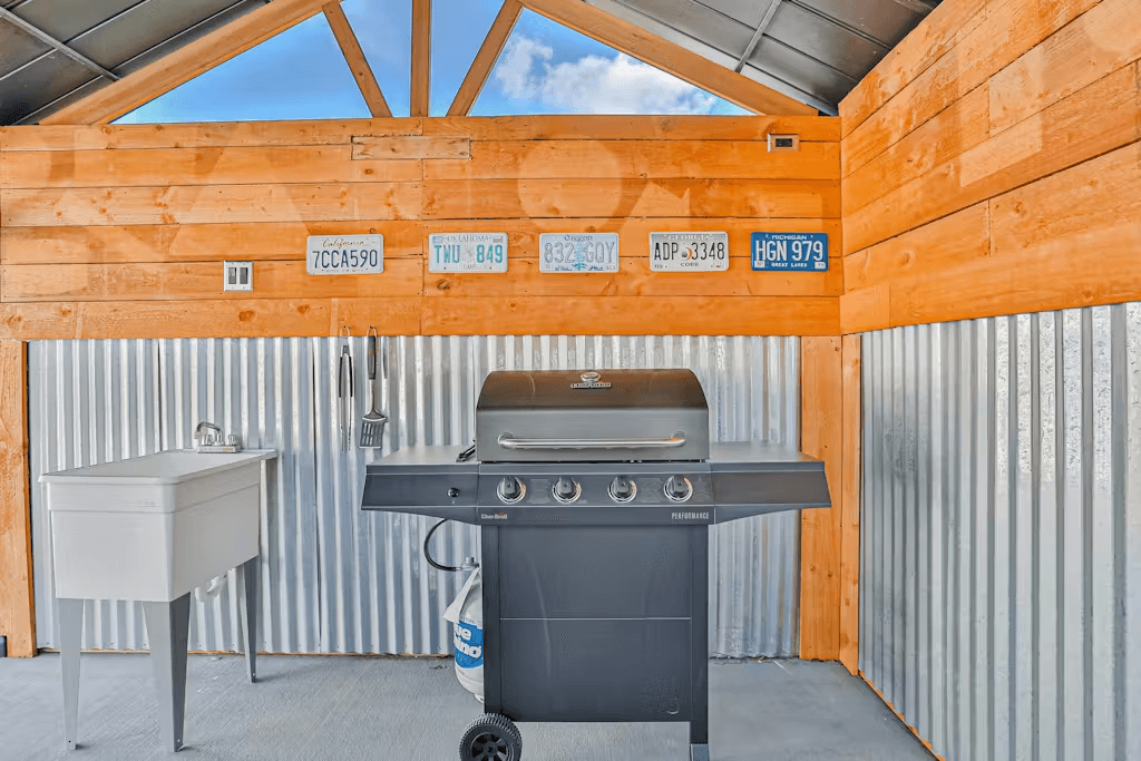 Corner by the Coast - Image 21