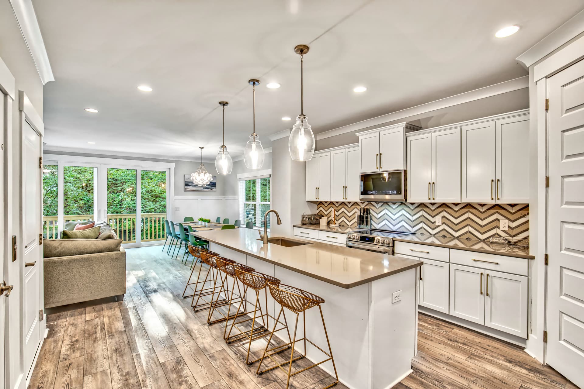 Five Beach Bums - Image 5