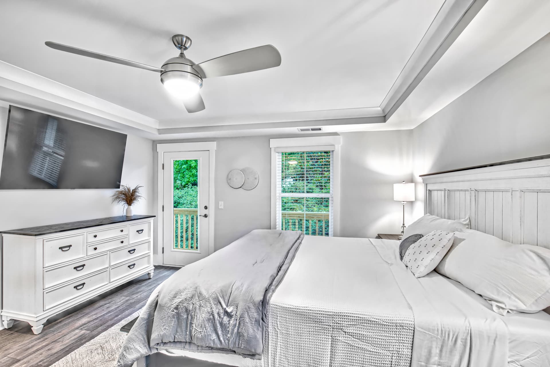 Five Beach Bums - Image 12