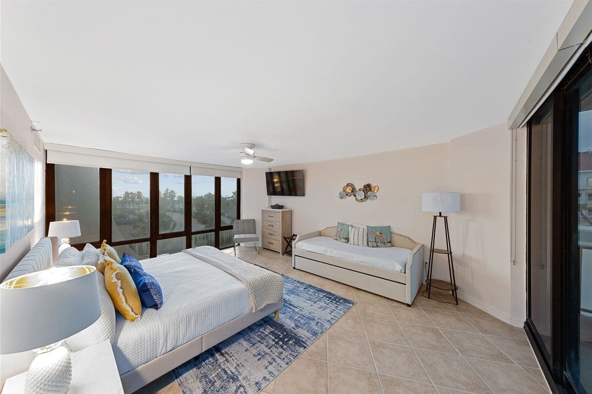 Bridgepoint Residence - Image 23