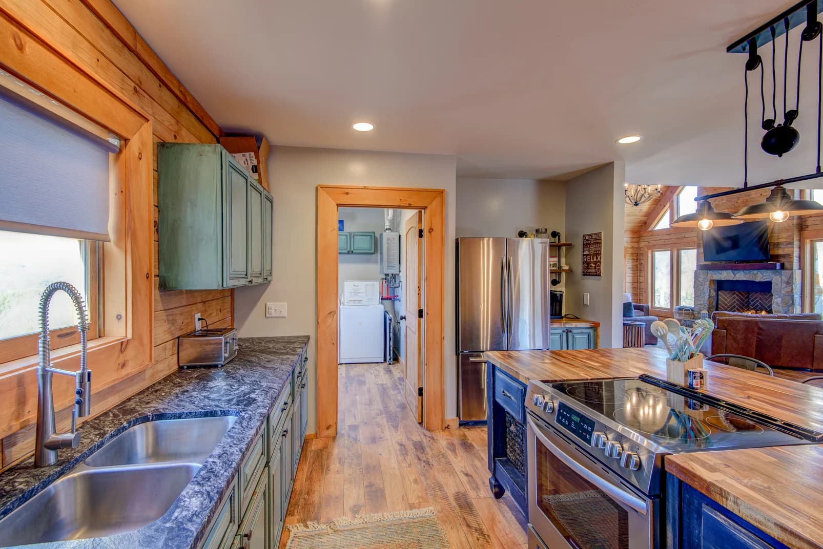 Mountain Range Retreat - Image 9