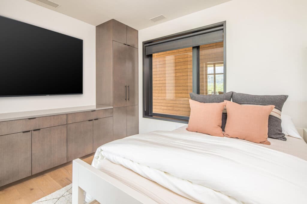 Rustic Madison Lakelodge - Image 12